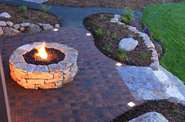 Feuerstelle aus Stein im Garten selber bauen